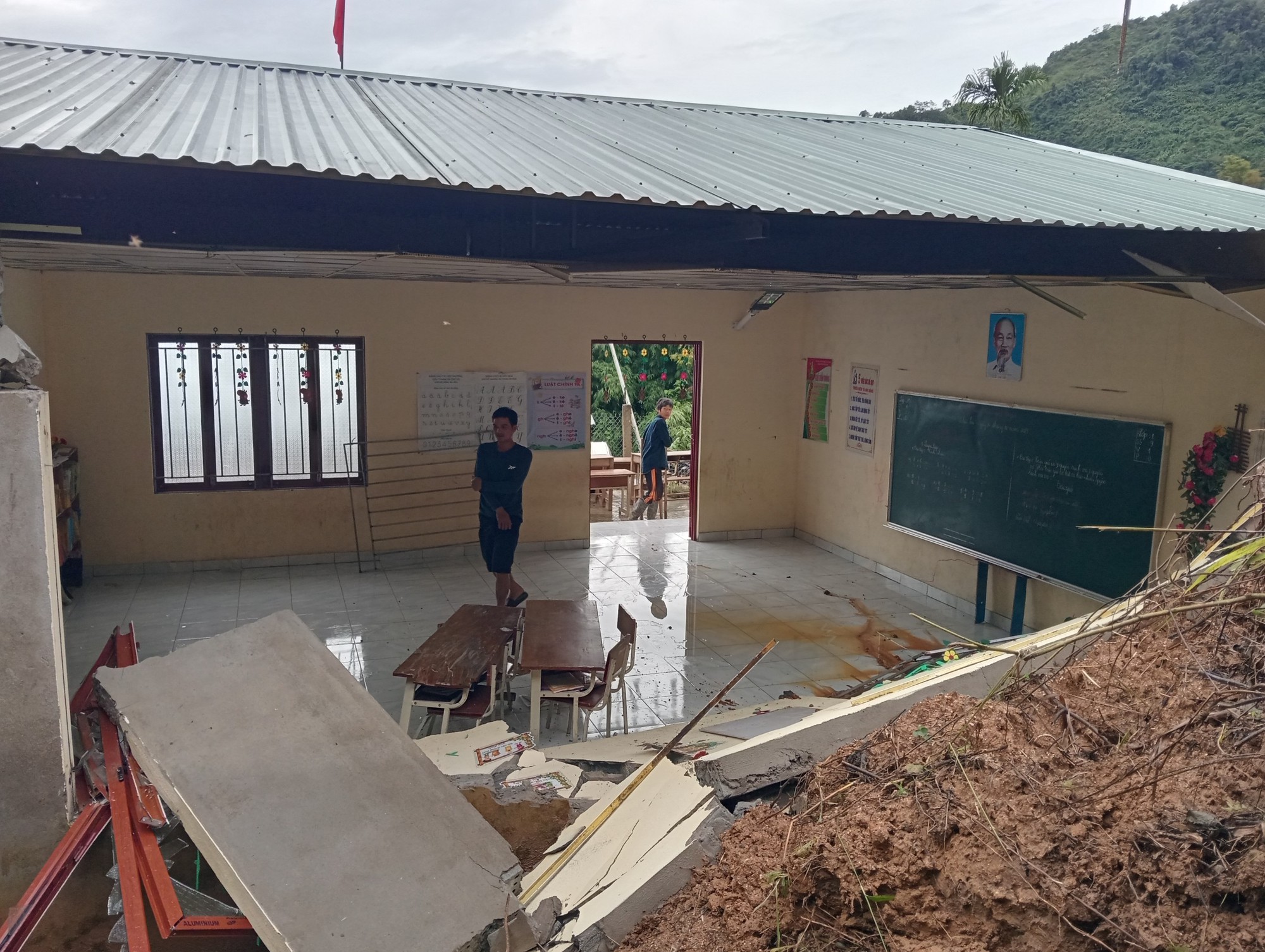 Sạt lở l&agrave;m sập ph&ograve;ng học ở miền n&uacute;i Quảng Nam - Ảnh 1.