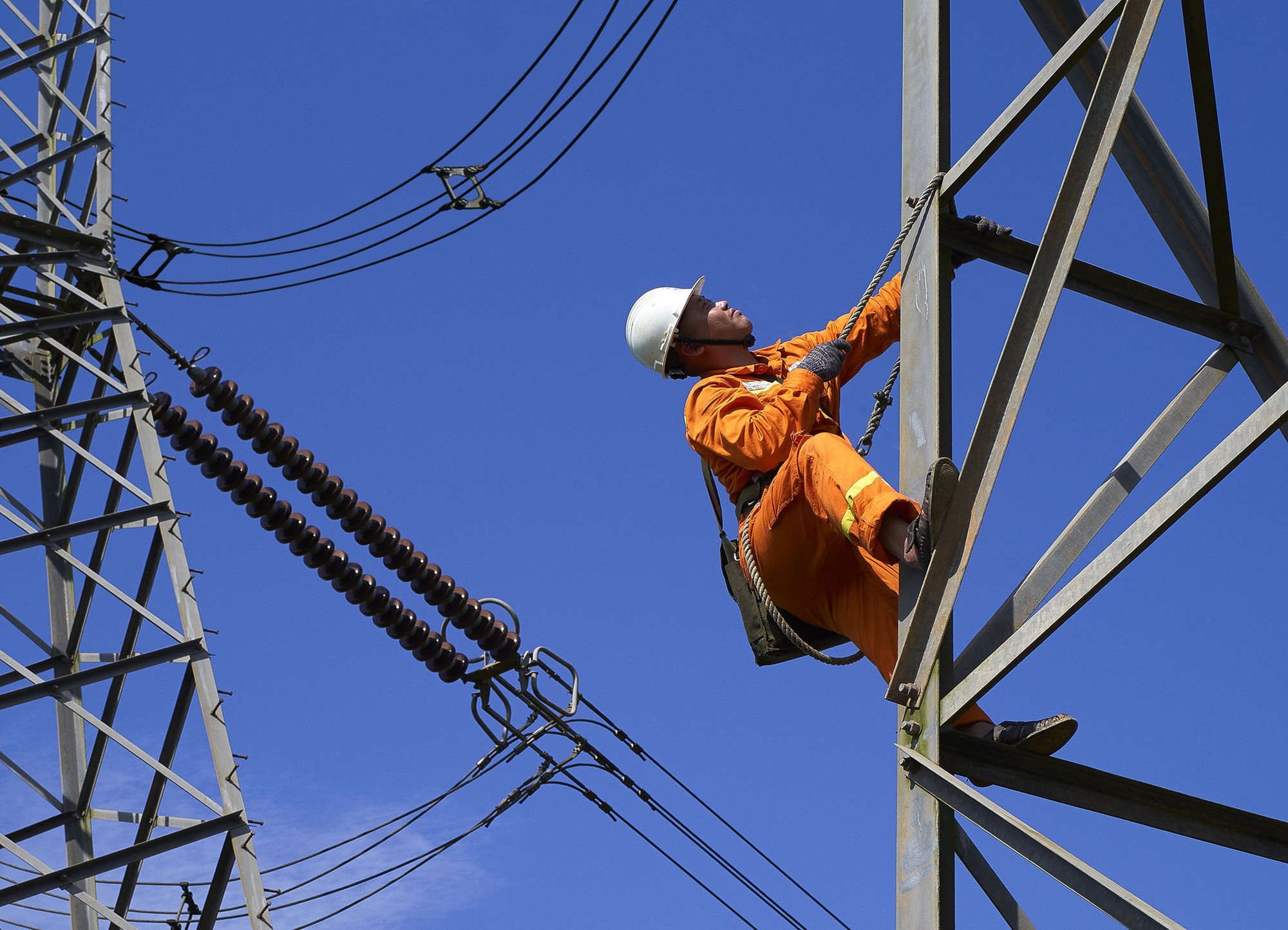 &Aacute;m ảnh thiếu điện: Gỡ n&uacute;t thắt truyền tải để d&ograve;ng điện th&ocirc;ng suốt - Ảnh 3.