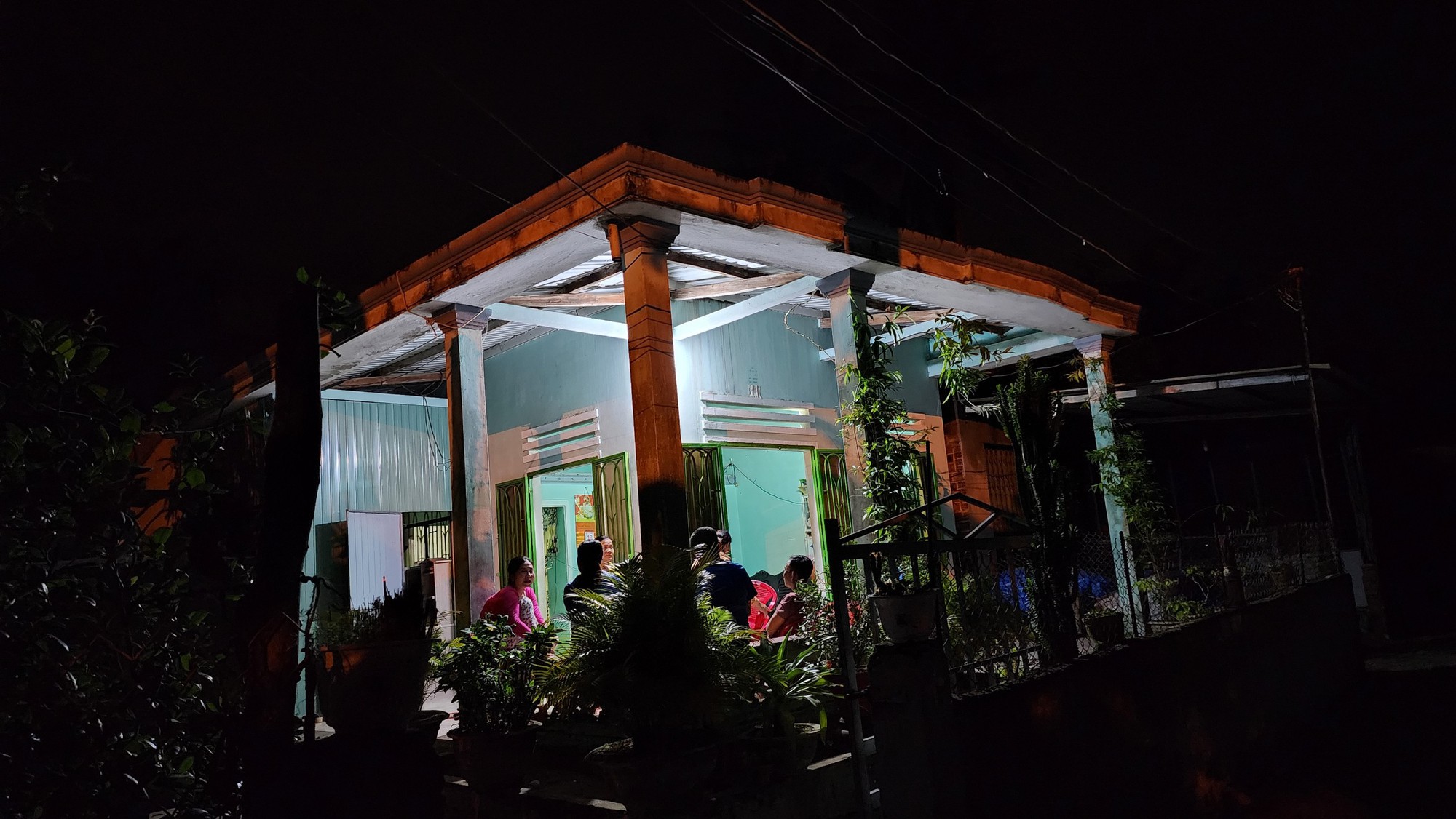 B&atilde;o l&ograve;ng trong căn nh&agrave; nhỏ giữa l&agrave;ng ch&agrave;i đ&ecirc;m khuya - Ảnh 3.