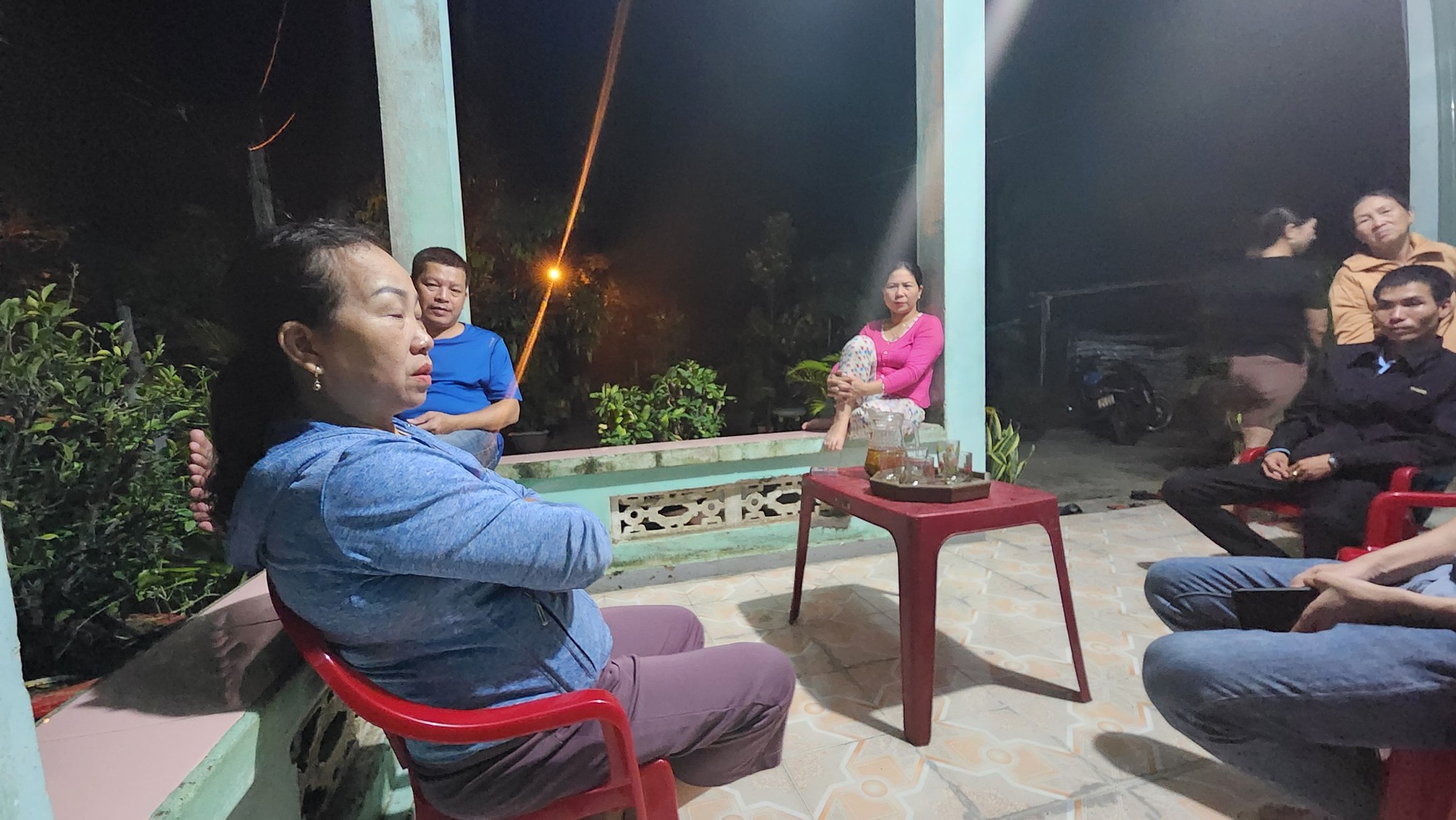 B&atilde;o l&ograve;ng trong căn nh&agrave; nhỏ giữa l&agrave;ng ch&agrave;i đ&ecirc;m khuya - Ảnh 4.