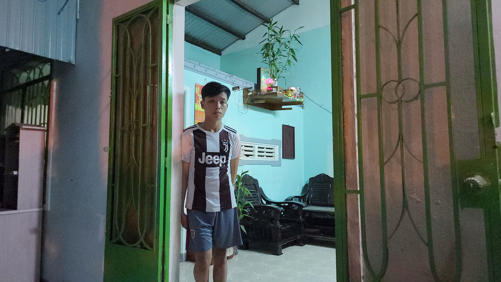 B&atilde;o l&ograve;ng trong căn nh&agrave; nhỏ giữa l&agrave;ng ch&agrave;i đ&ecirc;m khuya - Ảnh 6.