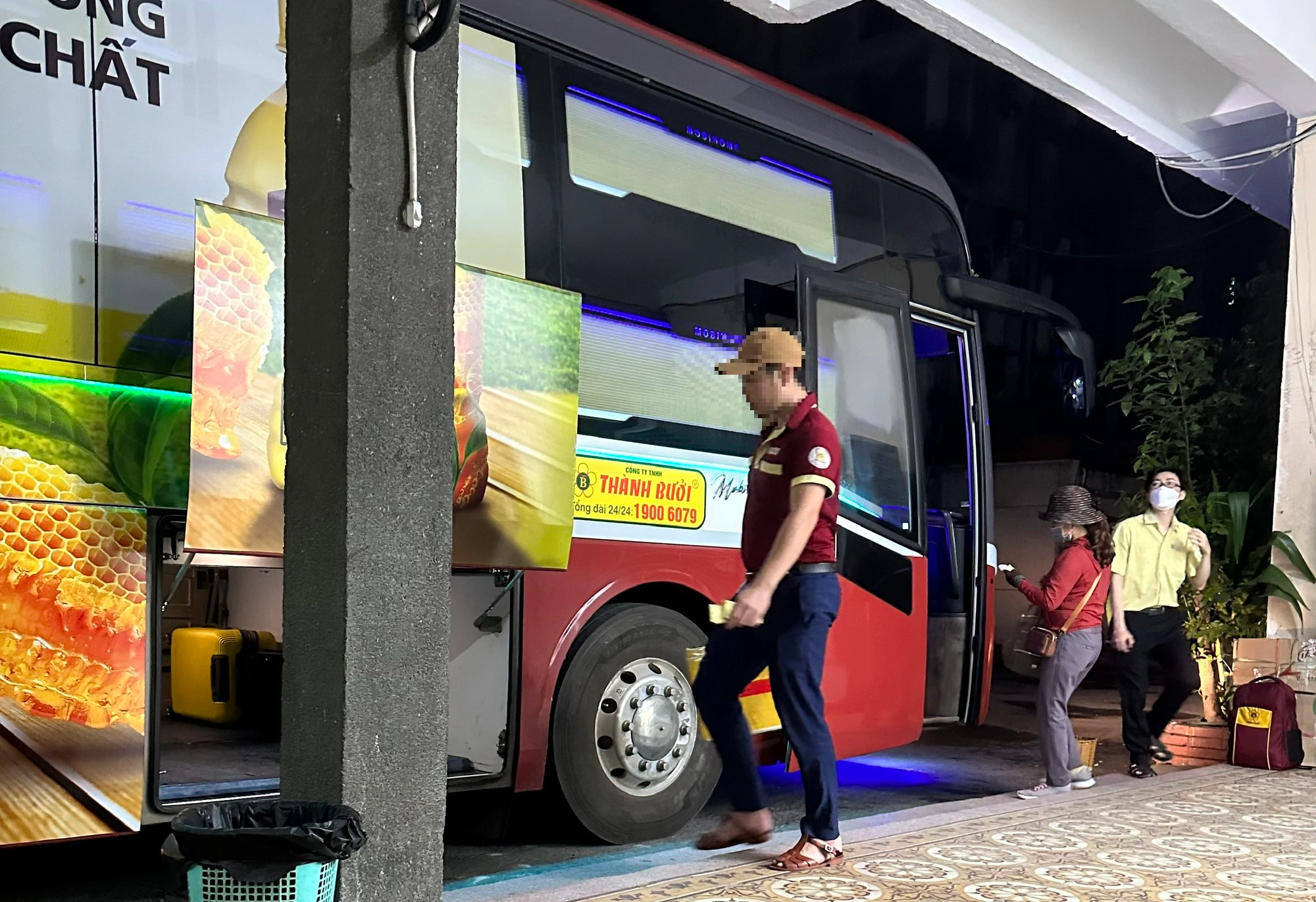 Bị đuổi khắp nơi, Th&agrave;nh Bưởi đ&oacute;n kh&aacute;ch s&aacute;t n&aacute;ch c&ocirc;ng an Thủ Đức - Ảnh 3.