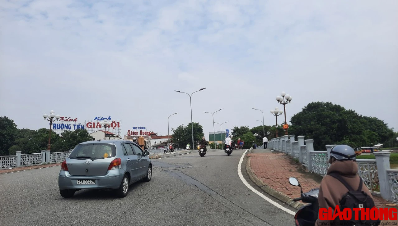 C&oacute; n&ecirc;n phạt &ocirc; t&ocirc; đua nhau l&ecirc;n đậu đỗ tr&ecirc;n cầu để... tr&aacute;nh lụt? - Ảnh 5.