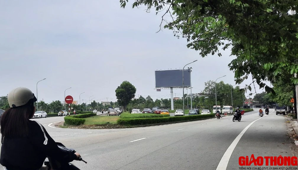 C&oacute; n&ecirc;n phạt &ocirc; t&ocirc; đua nhau l&ecirc;n đậu đỗ tr&ecirc;n cầu để... tr&aacute;nh lụt? - Ảnh 4.