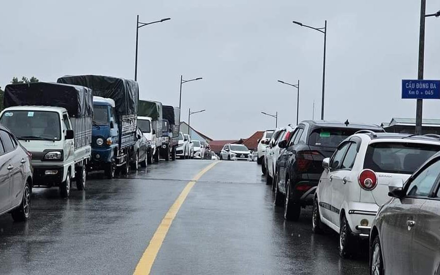 C&ocirc;ng an TP Huế n&oacute;i r&otilde; việc cẩu xe, xử phạt &ocirc; t&ocirc; đỗ tr&ecirc;n cầu tr&aacute;nh lụt
