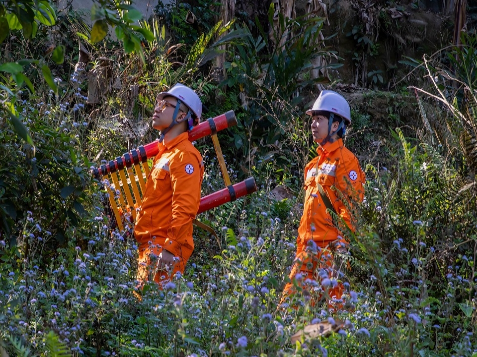 &Aacute;m ảnh thiếu điện: Gỡ n&uacute;t thắt truyền tải để d&ograve;ng điện th&ocirc;ng suốt - Ảnh 5.