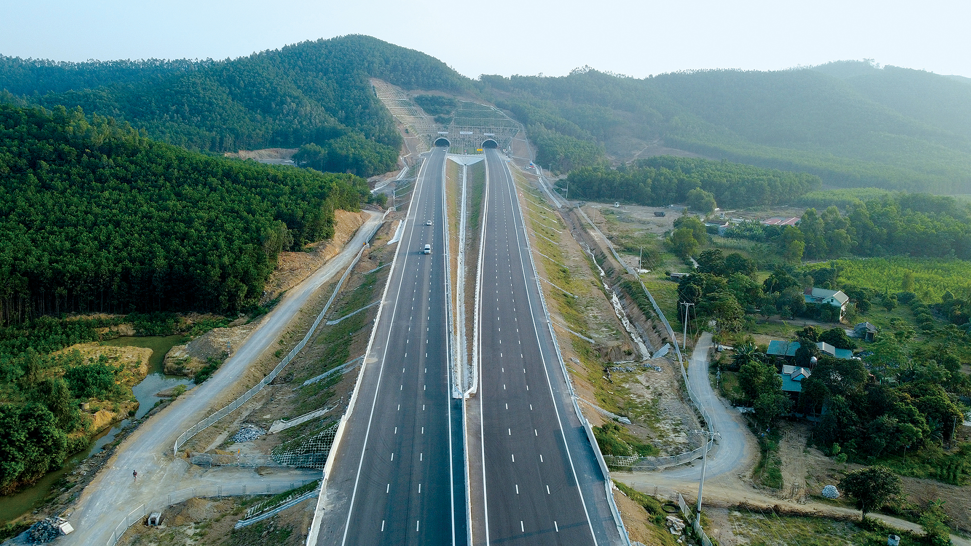 Vượt kh&oacute; đưa gần 600km cao tốc v&agrave;o khai th&aacute;c  - Ảnh 1.