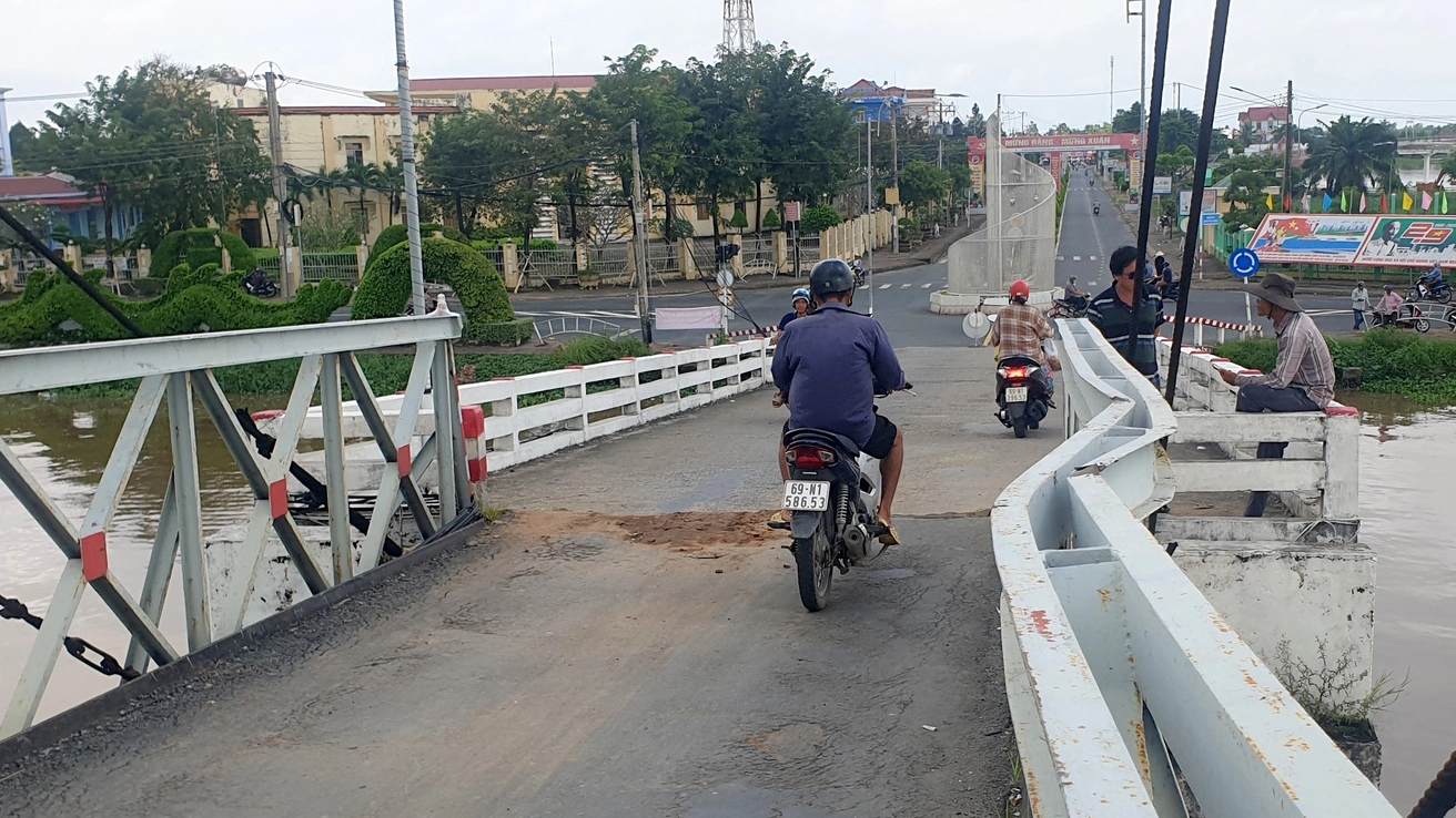 C&agrave; Mau: Tăng cường thanh tra giao th&ocirc;ng sau vụ xe tải 31 tấn qua cầu 3,5 tấn - Ảnh 1.