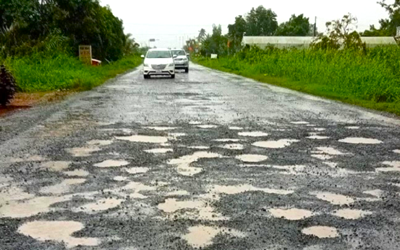 Gi&aacute;m đốc Khu QLĐB IV bị ph&ecirc; b&igrave;nh v&igrave; để đường hỏng, mất ATGT - Ảnh 1.