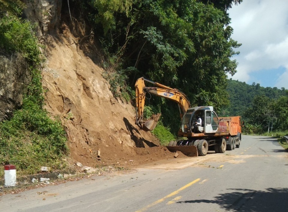 Gấp r&uacute;t khắc phục sạt lở đ&egrave;o Ngoạn Mục qua Ninh Thuận - Ảnh 3.