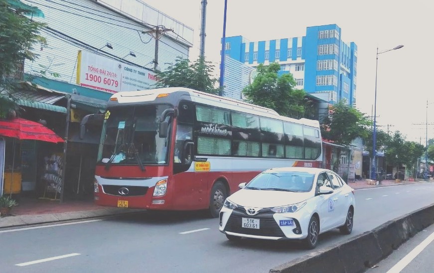 Bị kiểm tra s&aacute;t sao, xe Th&agrave;nh Bưởi chuyển đ&oacute;n kh&aacute;ch s&aacute;t trụ sở c&ocirc;ng an - Ảnh 1.