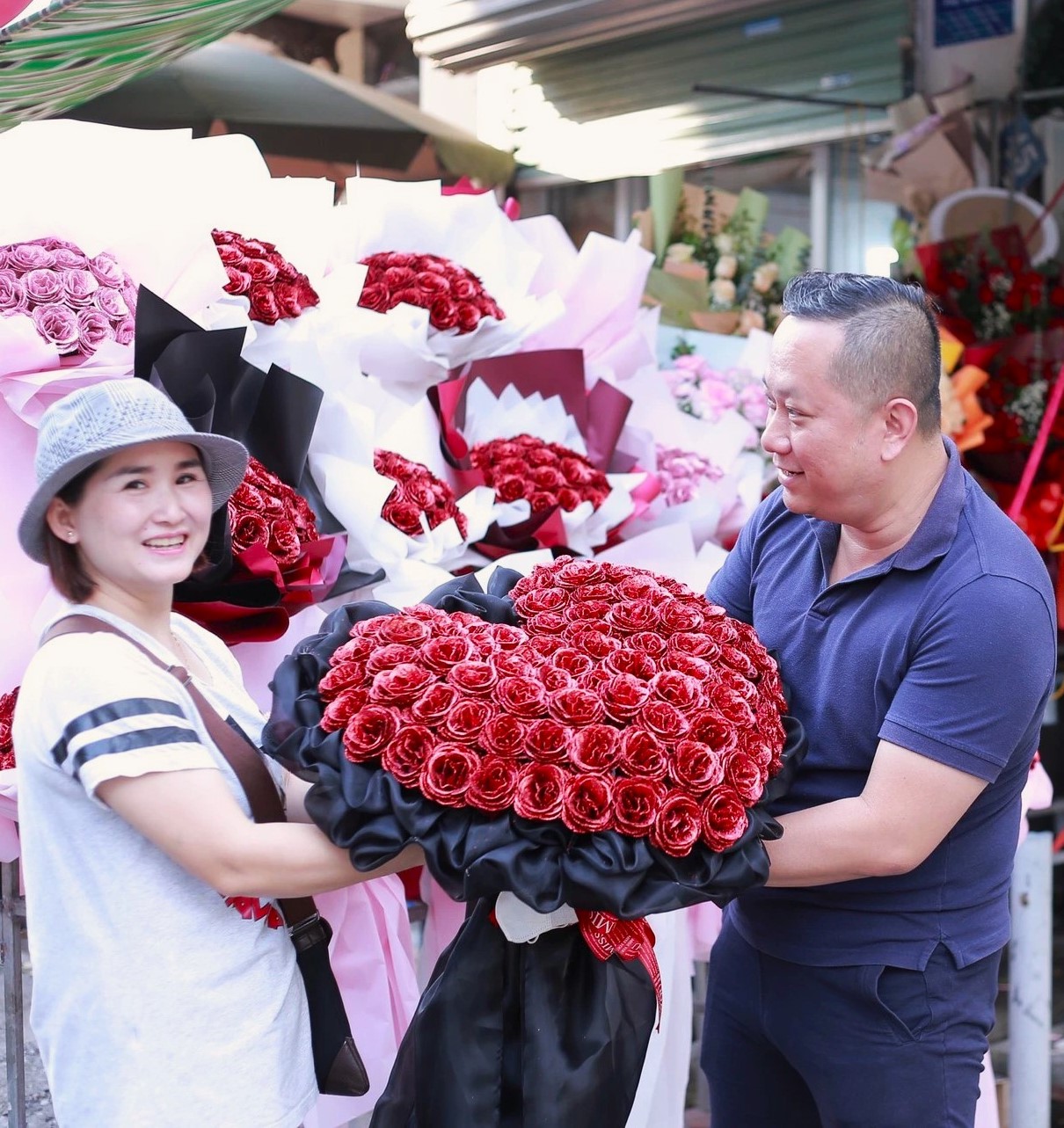 Hoa tươi dịp 20/10 giảm giá, hoa sáp hút khách - Ảnh 3. Hoa tươi dịp 20/10 giảm giá, hoa sáp hút khách - Ảnh 3.