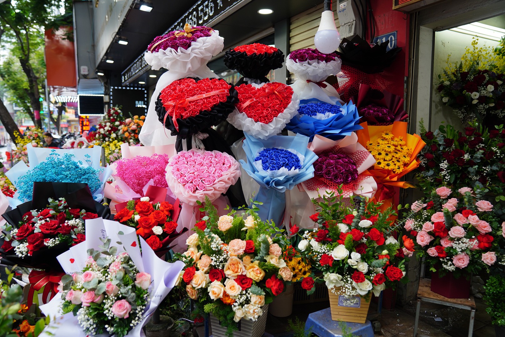 Hoa tươi rớt giá, hoa "không héo" nườm nượp khách chốt đơn - Ảnh 4. Hoa tươi rớt giá, hoa "không héo" nườm nượp khách chốt đơn - Ảnh 4.