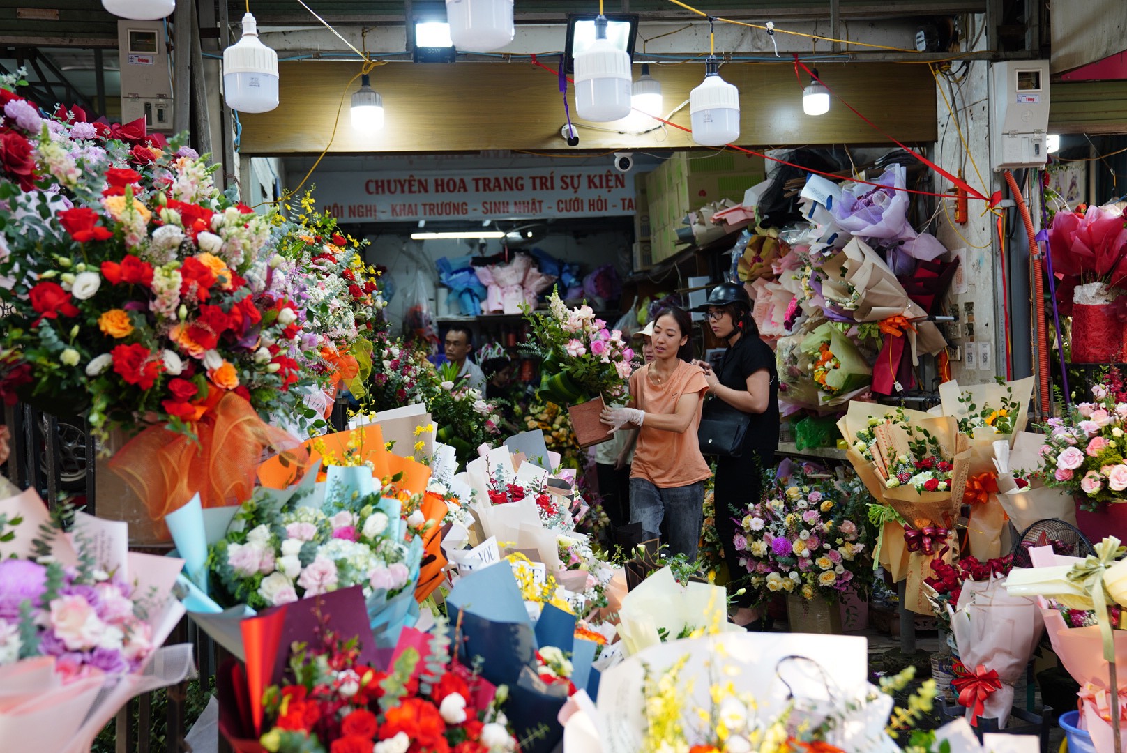 Hoa tươi rớt giá, hoa "không héo" nườm nượp khách chốt đơn - Ảnh 11. Hoa tươi rớt giá, hoa "không héo" nườm nượp khách chốt đơn - Ảnh 11.