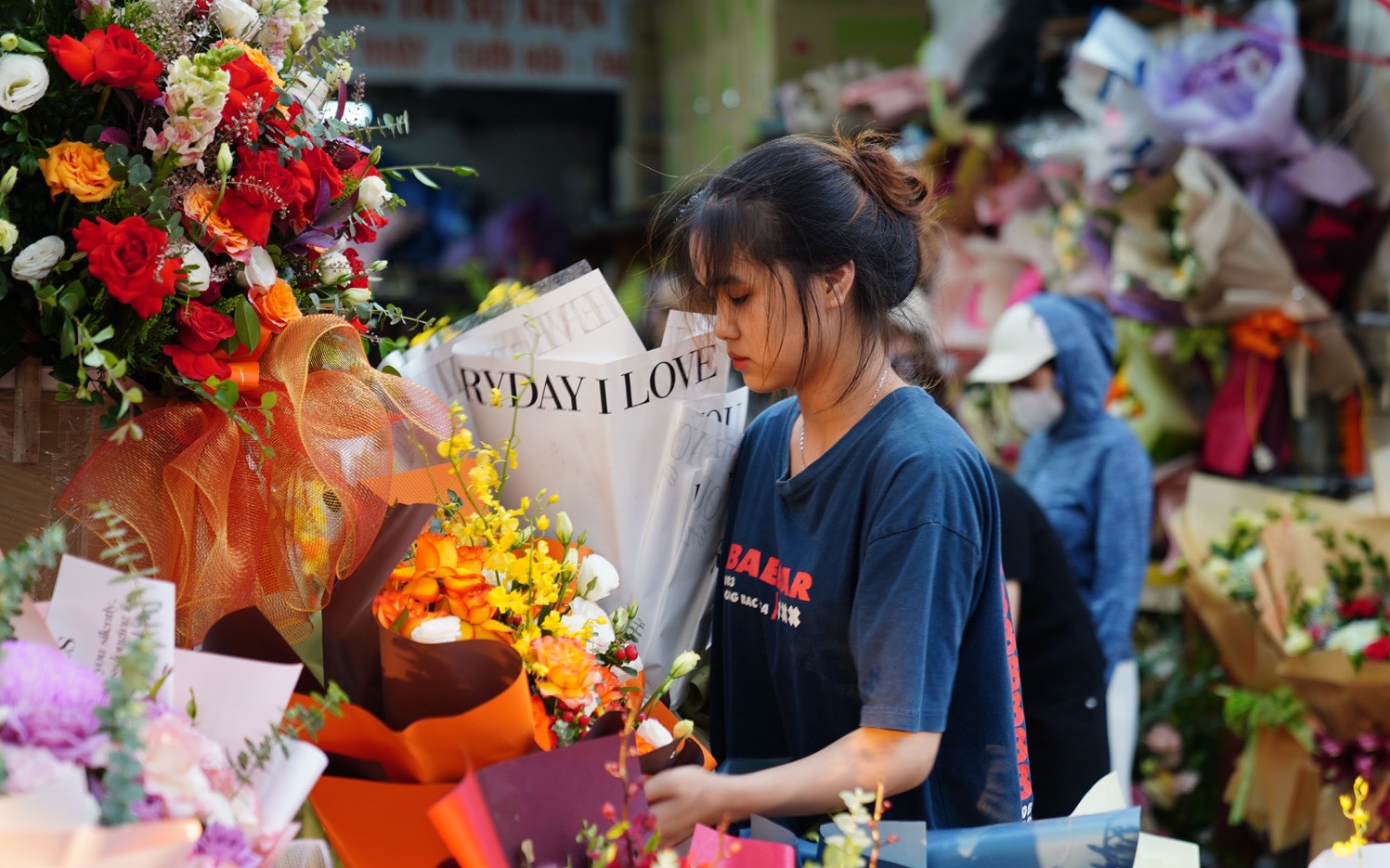 Hoa tươi dịp 20/10 giảm gi&aacute;, hoa s&aacute;p h&uacute;t kh&aacute;ch