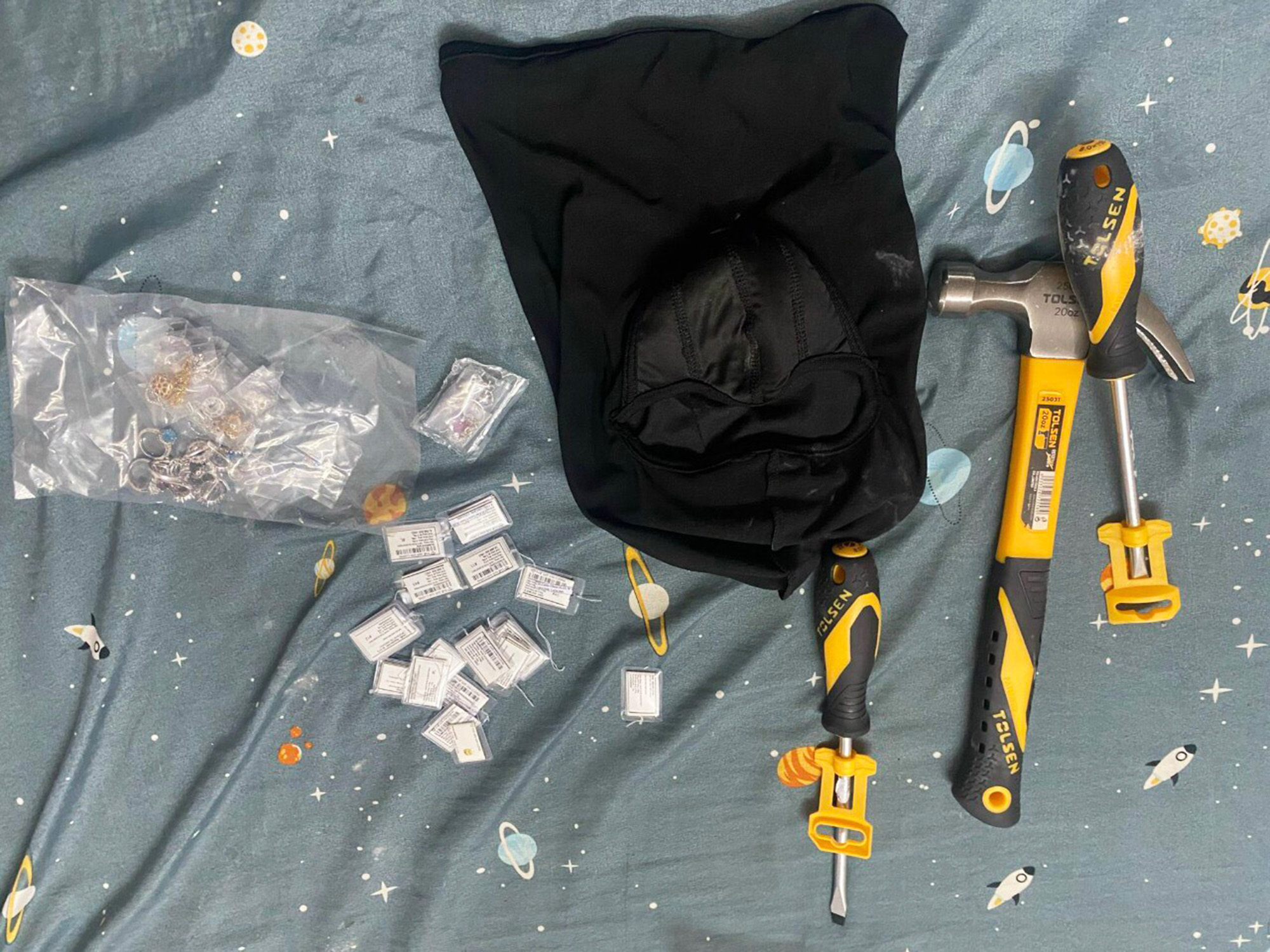 Bắt kẻ trộm v&agrave;ng tại trung t&acirc;m thương mại ở TP.HCM l&uacute;c nửa đ&ecirc;m - Ảnh 2.