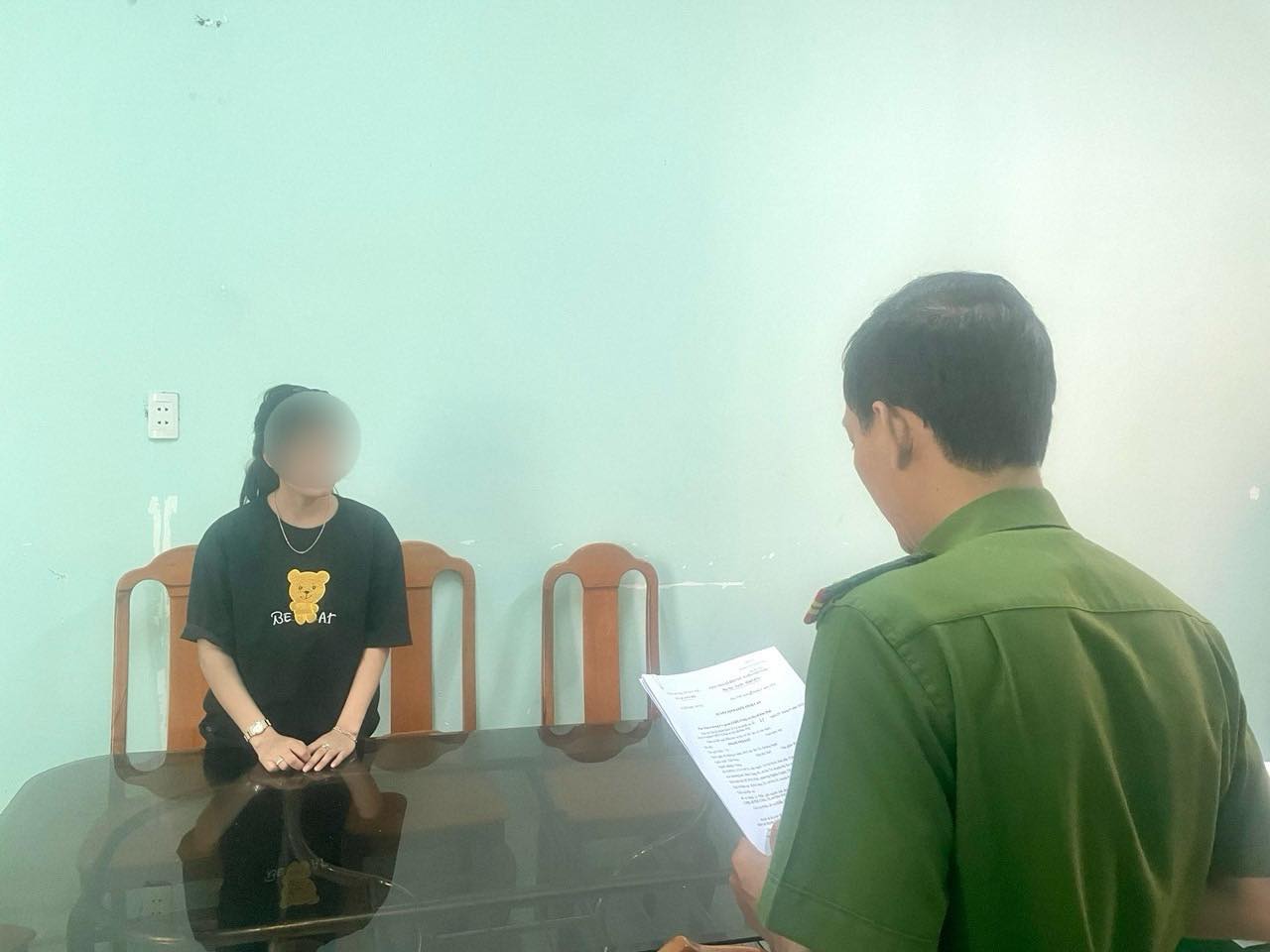 Quảng Ng&atilde;i khởi tố, bắt tạm giam ba đối tượng bắt giữ người tr&aacute;i ph&aacute;p luật - Ảnh 1.