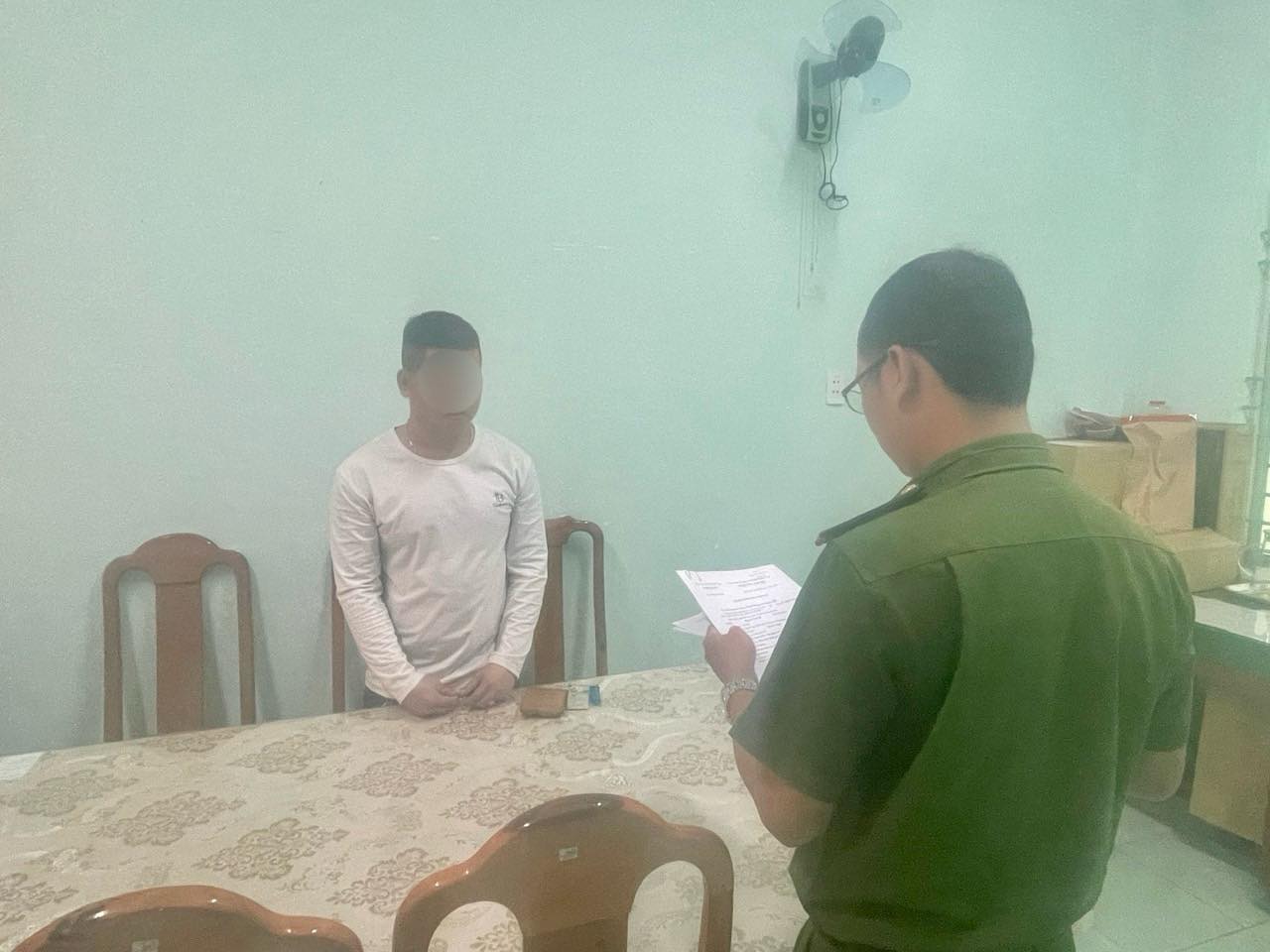 Quảng Ng&atilde;i khởi tố, bắt tạm giam ba đối tượng bắt giữ người tr&aacute;i ph&aacute;p luật - Ảnh 2.