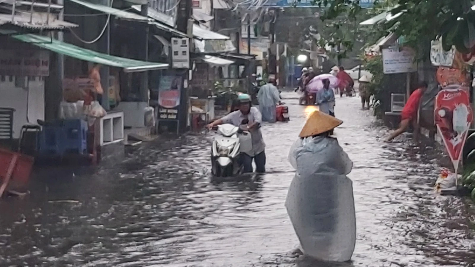 Nước ngập bao v&acirc;y khu vực nội &ocirc; TP C&agrave; Mau - Ảnh 2.