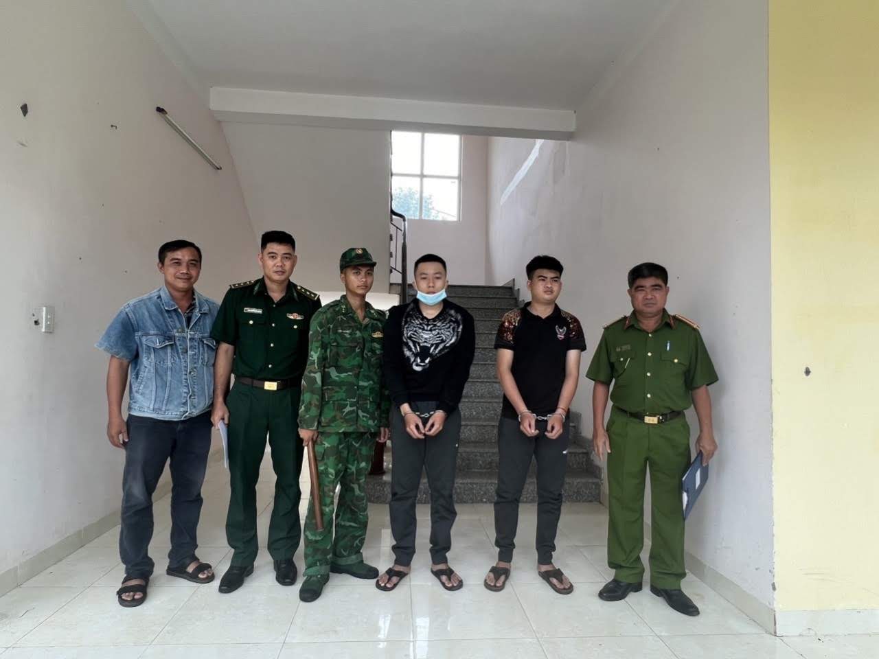 Bắt giữ hai đối tượng c&oacute; li&ecirc;n quan vụ giết người tại TP.HCM định trốn sang Campuchia - Ảnh 1.