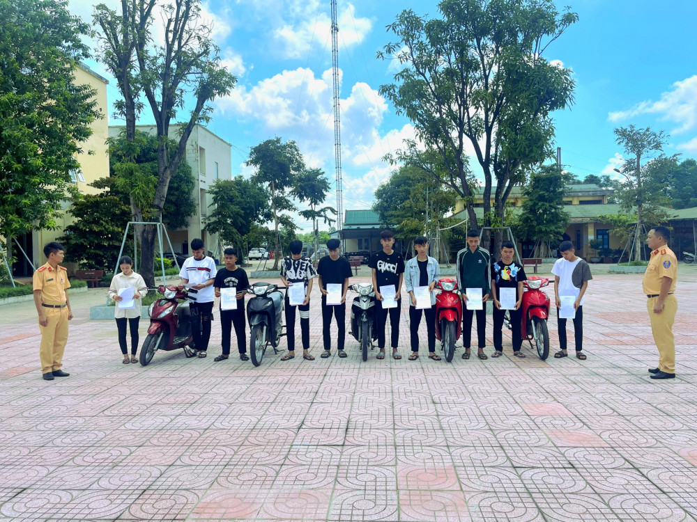 Triệu tập nhóm thanh đi xe mô tô lạng lách, phát trên mạng xã hội - Ảnh 1. Triệu tập nhóm thanh đi xe mô tô lạng lách, phát trên mạng xã hội - Ảnh 1.