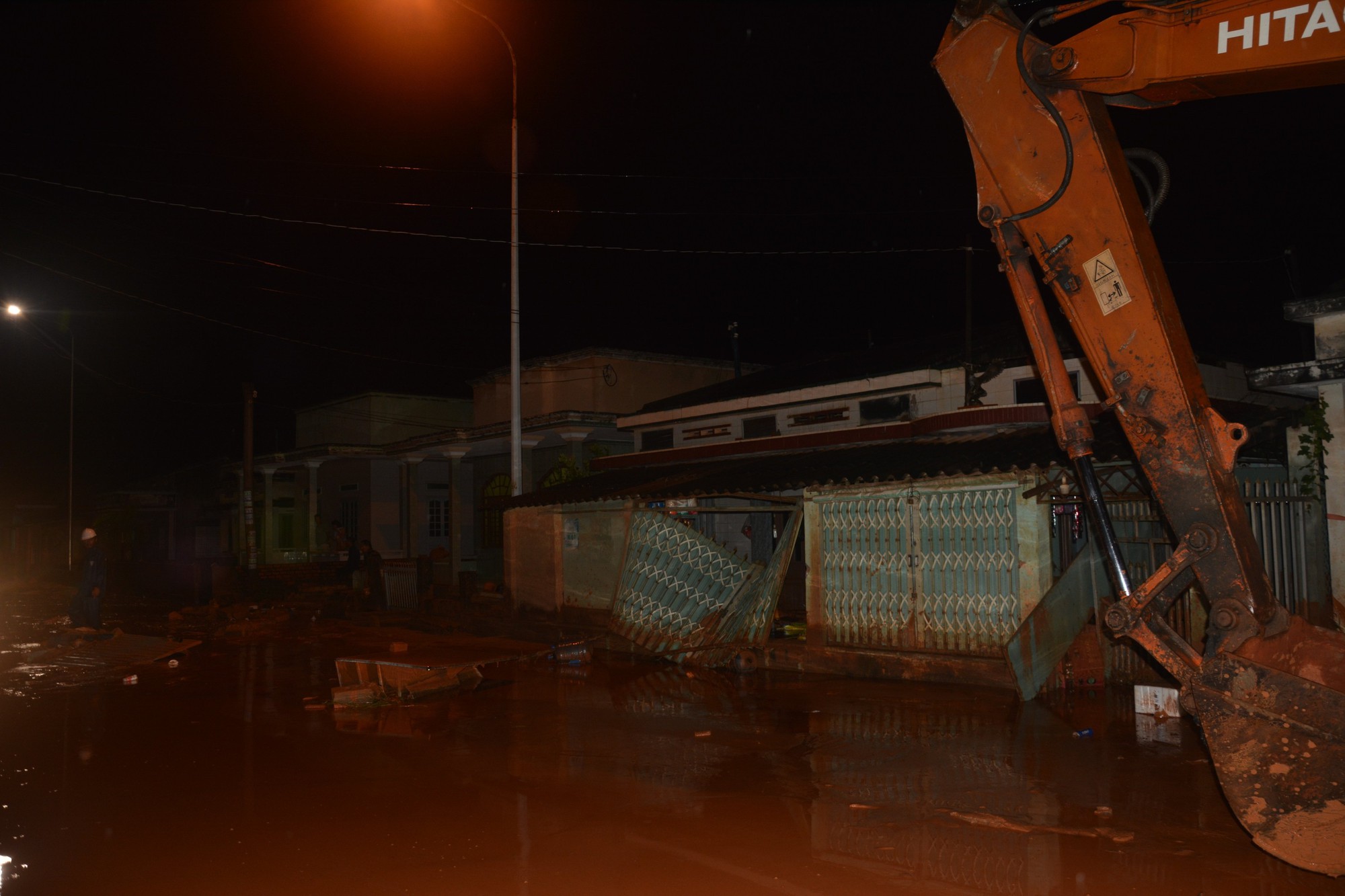 Sạt lở cầu tr&ecirc;n đường ven biển B&igrave;nh Thuận: &ocirc; t&ocirc; đi lại thế n&agrave;o? - Ảnh 2.