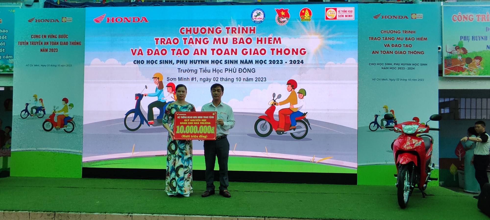 Trao tặng 1.300 mũ bảo hiểm cho học sinh ở TP.HCM - Ảnh 3.