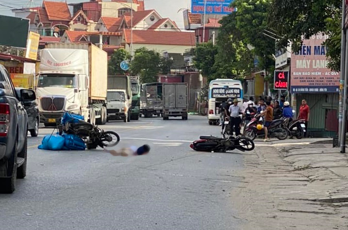 Hưng Y&ecirc;n: Va chạm với xe kh&aacute;ch tr&ecirc;n QL39, một người đ&agrave;n &ocirc;ng đi xe m&aacute;y tử vong - Ảnh 1.
