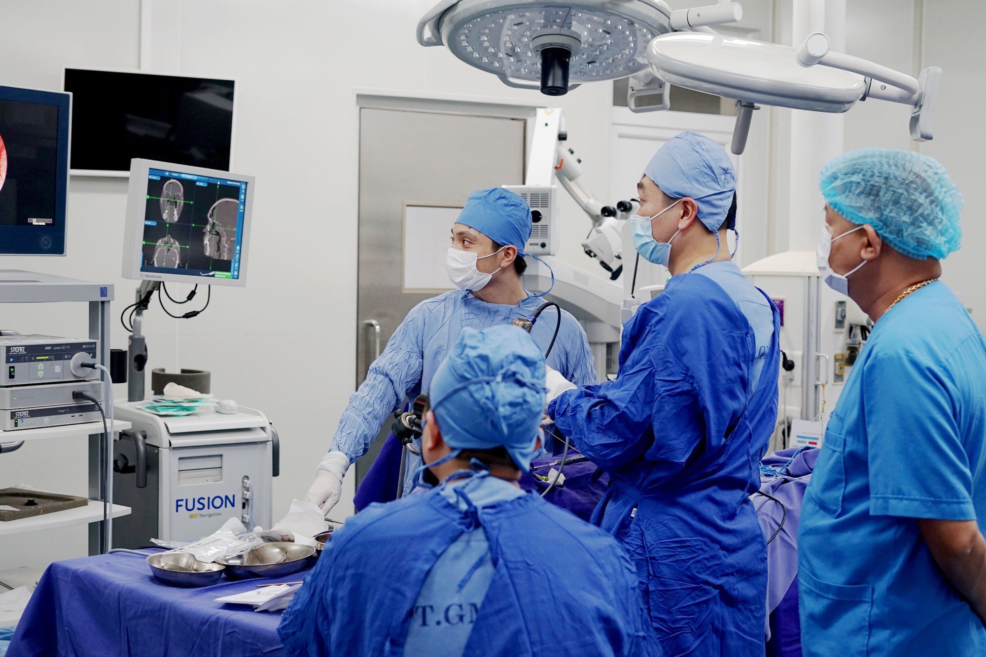 Biến chứng sau mổ xoang, cụ &ocirc;ng bị r&ograve; dịch n&atilde;o tủy   - Ảnh 1.