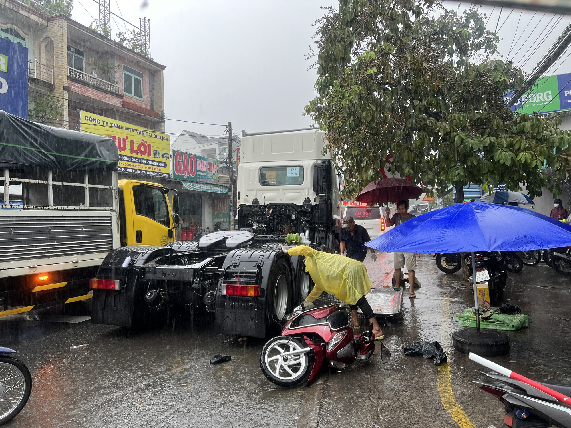Xe đầu k&eacute;o ủi xe m&aacute;y, mẹ tử vong, con g&aacute;i nhỏ được người d&acirc;n k&eacute;o ra từ gầm xe - Ảnh 2.