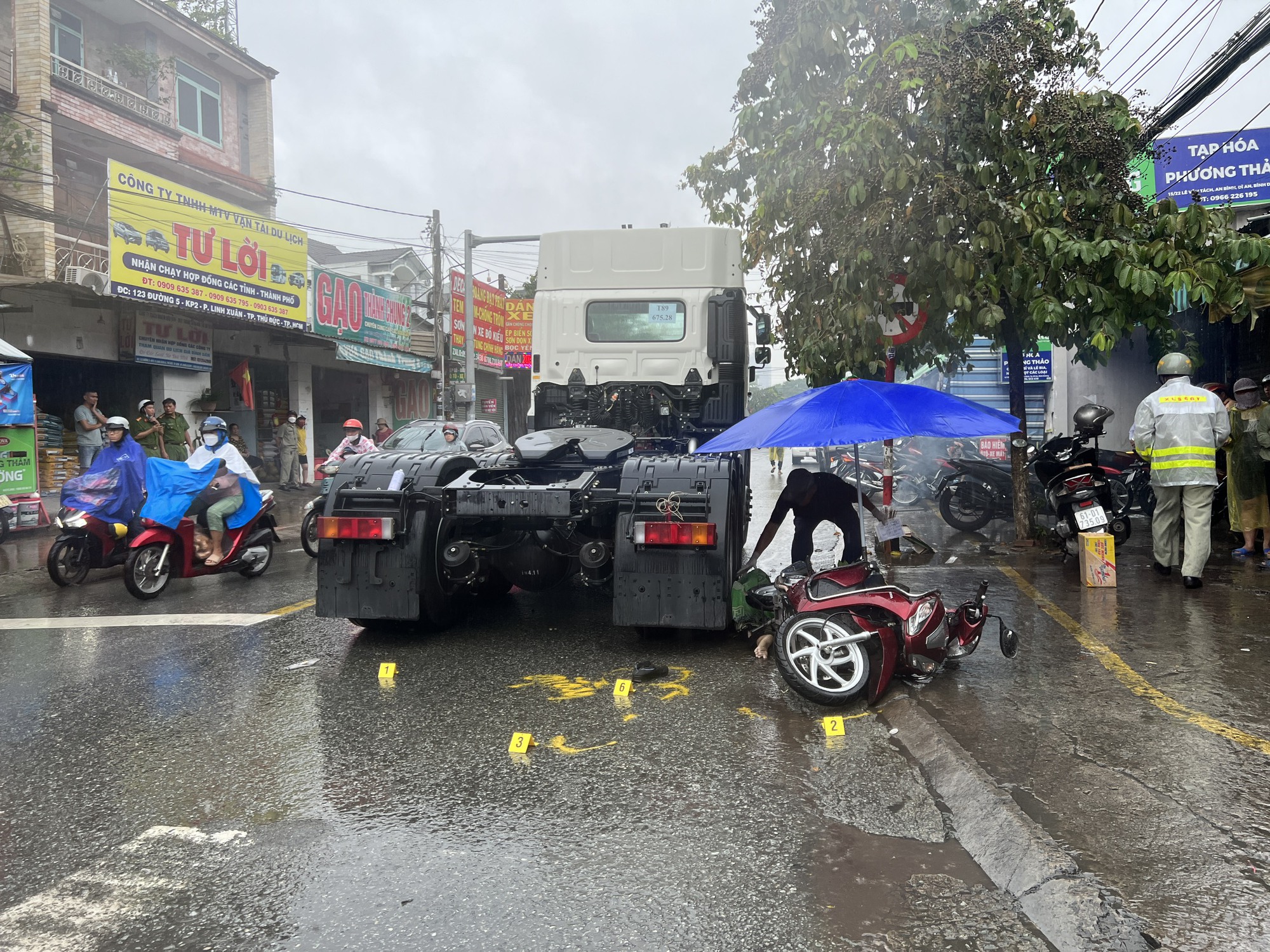 Xe đầu k&eacute;o ủi xe m&aacute;y, mẹ tử vong, con g&aacute;i nhỏ được người d&acirc;n k&eacute;o ra từ gầm xe - Ảnh 1.