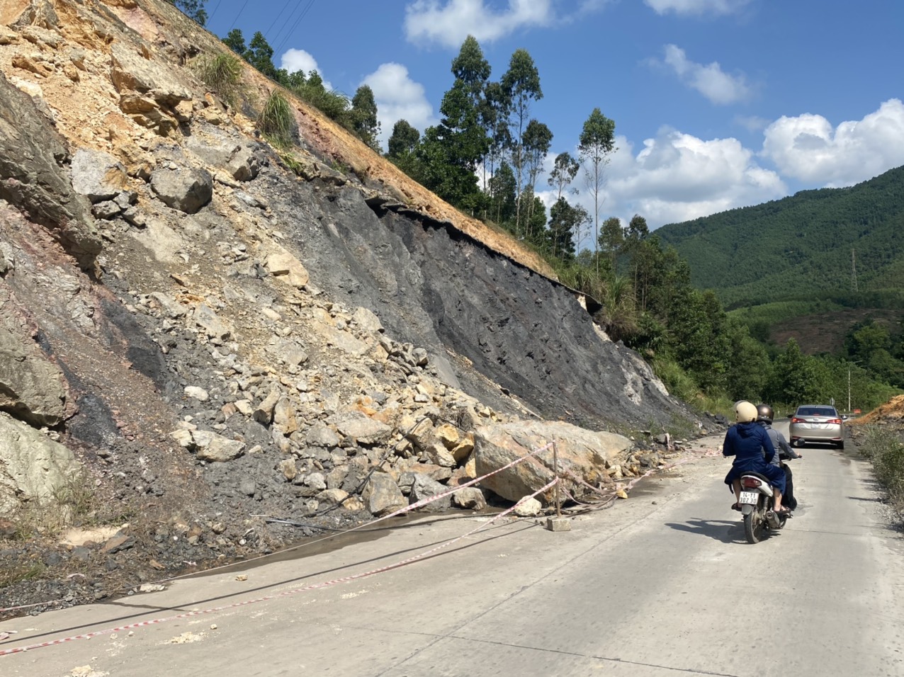 Vì sao đường liên xã gần 80 tỷ đồng ở TP Uông Bí cứ mưa là sạt lở, chia cắt? - Ảnh 4. Vì sao đường liên xã gần 80 tỷ đồng ở TP Uông Bí cứ mưa là sạt lở, chia cắt? - Ảnh 4.