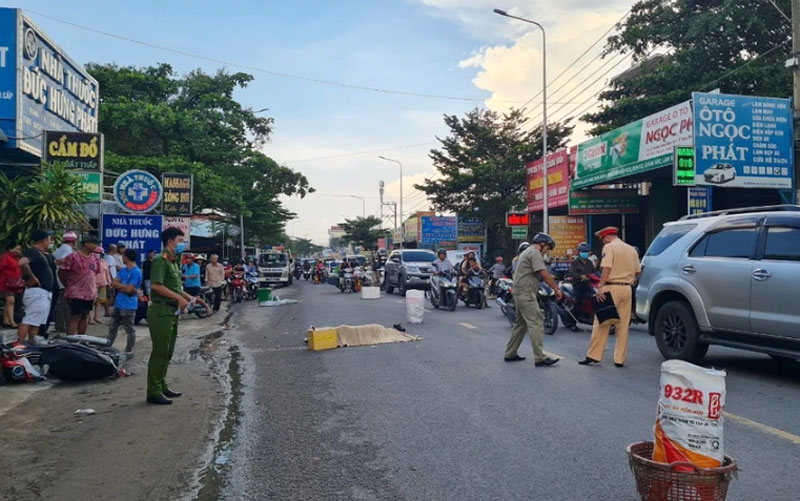 Cơ quan chức năng kh&aacute;m nghiệm hiện trường vụ tai nạn - Ảnh: VH.
