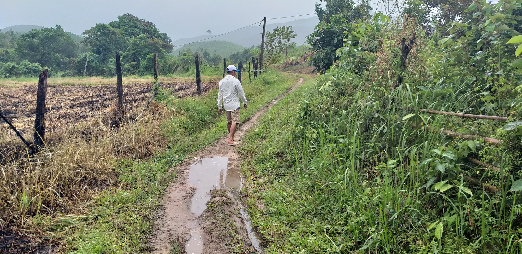 Đường n&aacute;t như ruộng c&agrave;y, ngầm tạm chắn lối l&uacute;c lũ về ở điểm d&acirc;n cư nơi th&agrave;nh phố mỏ - Ảnh 5.