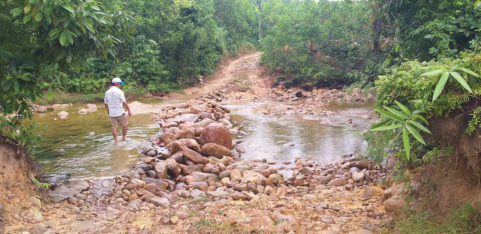 Đường n&aacute;t như ruộng c&agrave;y, ngầm tạm chắn lối l&uacute;c lũ về ở điểm d&acirc;n cư nơi th&agrave;nh phố mỏ - Ảnh 4.