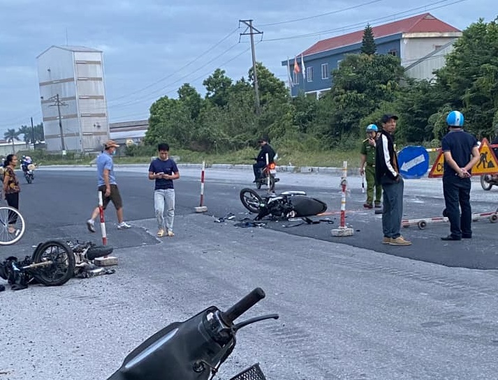 Hưng Y&ecirc;n: Hai xe m&aacute;y đấu đầu khi s&aacute;ng sớm, một người chết, một người bị thương - Ảnh 1.