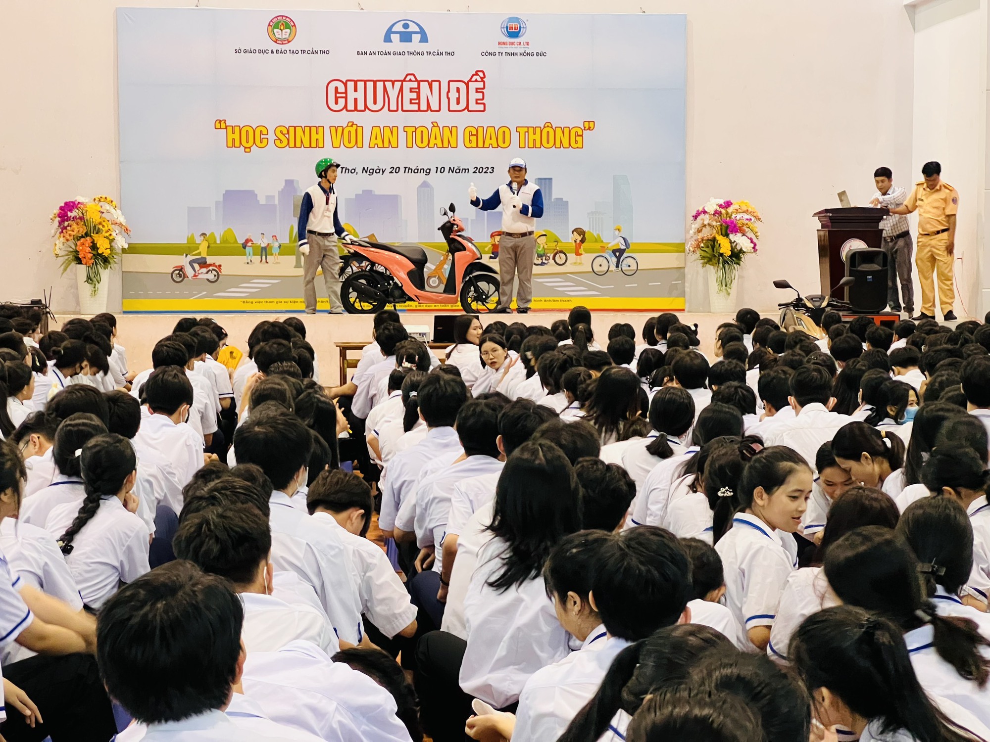 H&agrave;ng ng&agrave;n học sinh cấp 3 ở Cần Thơ h&aacute;o hức nhận qu&agrave;, nghe tuy&ecirc;n truyền an to&agrave;n giao th&ocirc;ng - Ảnh 2.