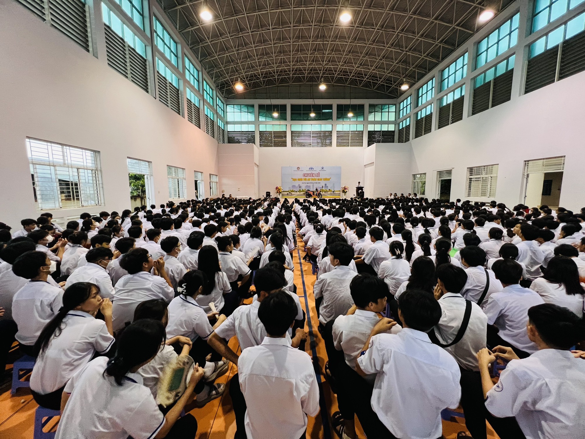 H&agrave;ng ng&agrave;n học sinh cấp 3 ở Cần Thơ h&aacute;o hức nhận qu&agrave;, nghe tuy&ecirc;n truyền an to&agrave;n giao th&ocirc;ng - Ảnh 1.