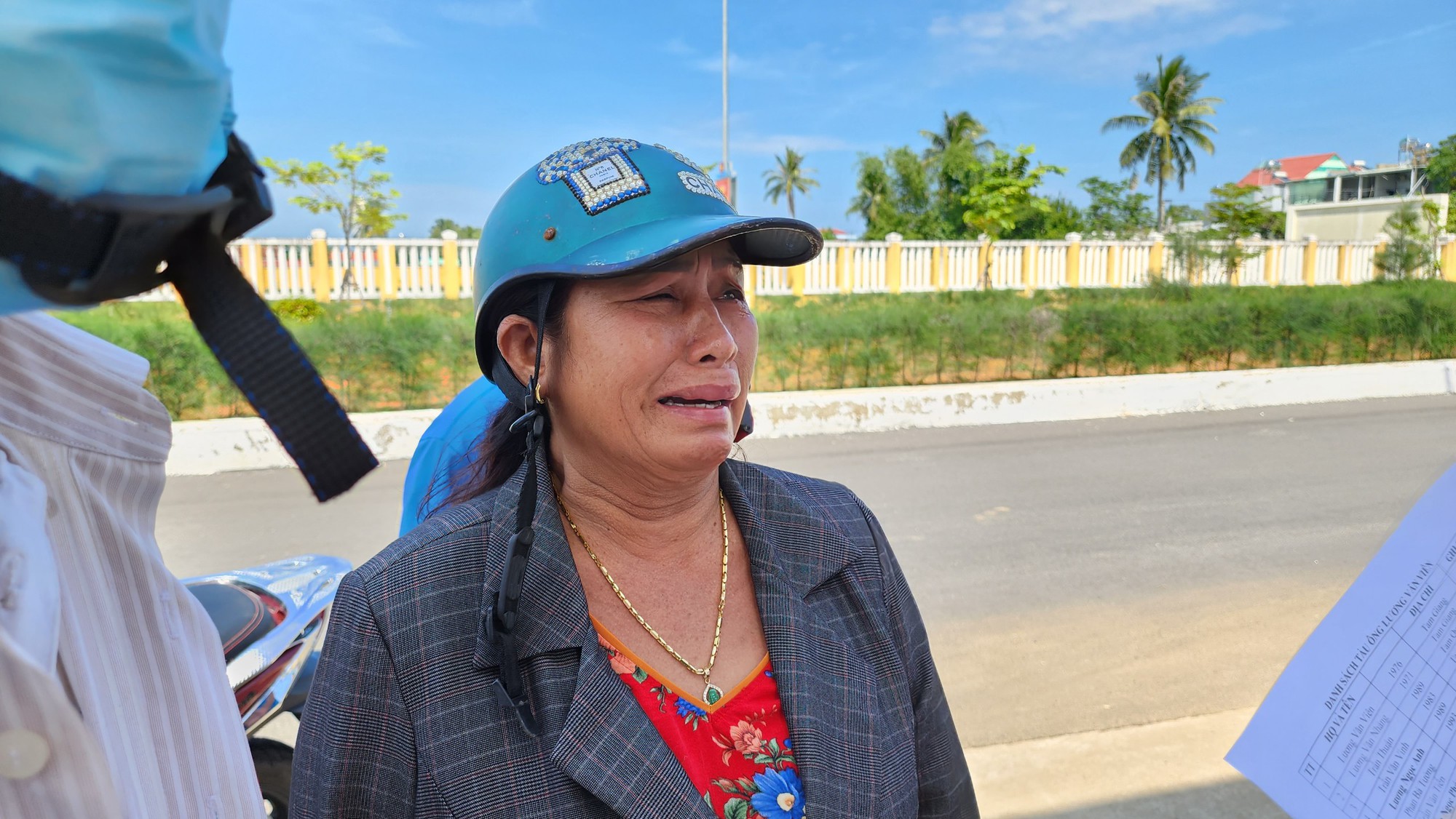 Người th&acirc;n nức nở ng&oacute;ng đợi ngư d&acirc;n trở về - Ảnh 2.