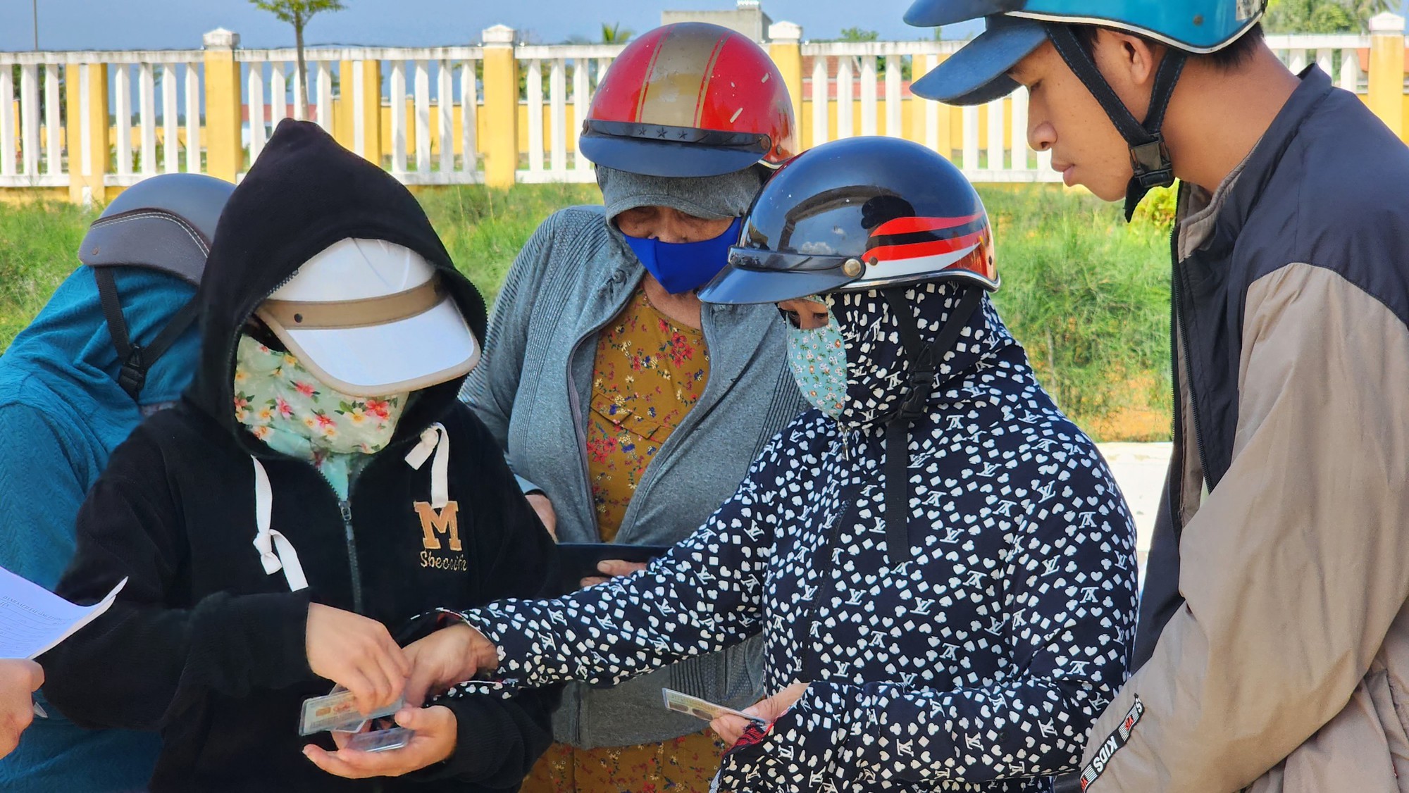 Người th&acirc;n nức nở ng&oacute;ng đợi ngư d&acirc;n trở về - Ảnh 4.