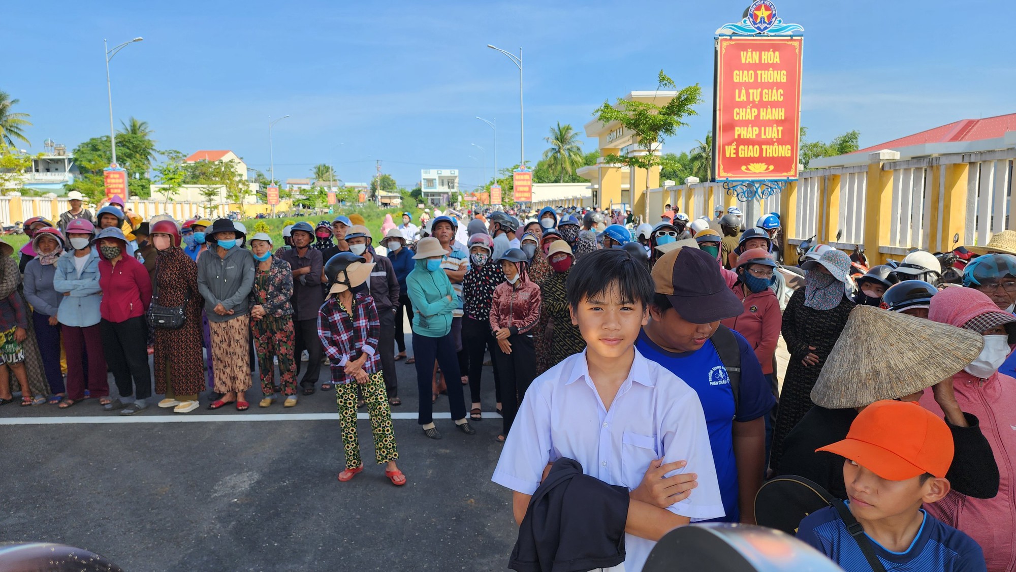 Người th&acirc;n nức nở ng&oacute;ng đợi ngư d&acirc;n trở về - Ảnh 12.