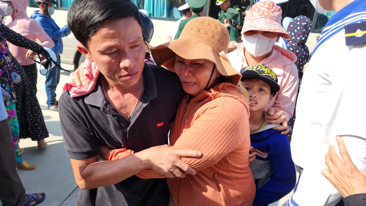 Vụ chìm tàu Quảng Nam: Xúc động giây phút đoàn viên - Ảnh 6. Vụ chìm tàu Quảng Nam: Xúc động giây phút đoàn viên - Ảnh 6.