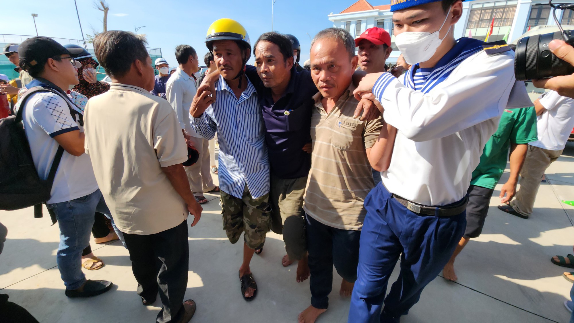 Vụ chìm tàu Quảng Nam: Xúc động giây phút đoàn viên - Ảnh 11. Vụ chìm tàu Quảng Nam: Xúc động giây phút đoàn viên - Ảnh 11.