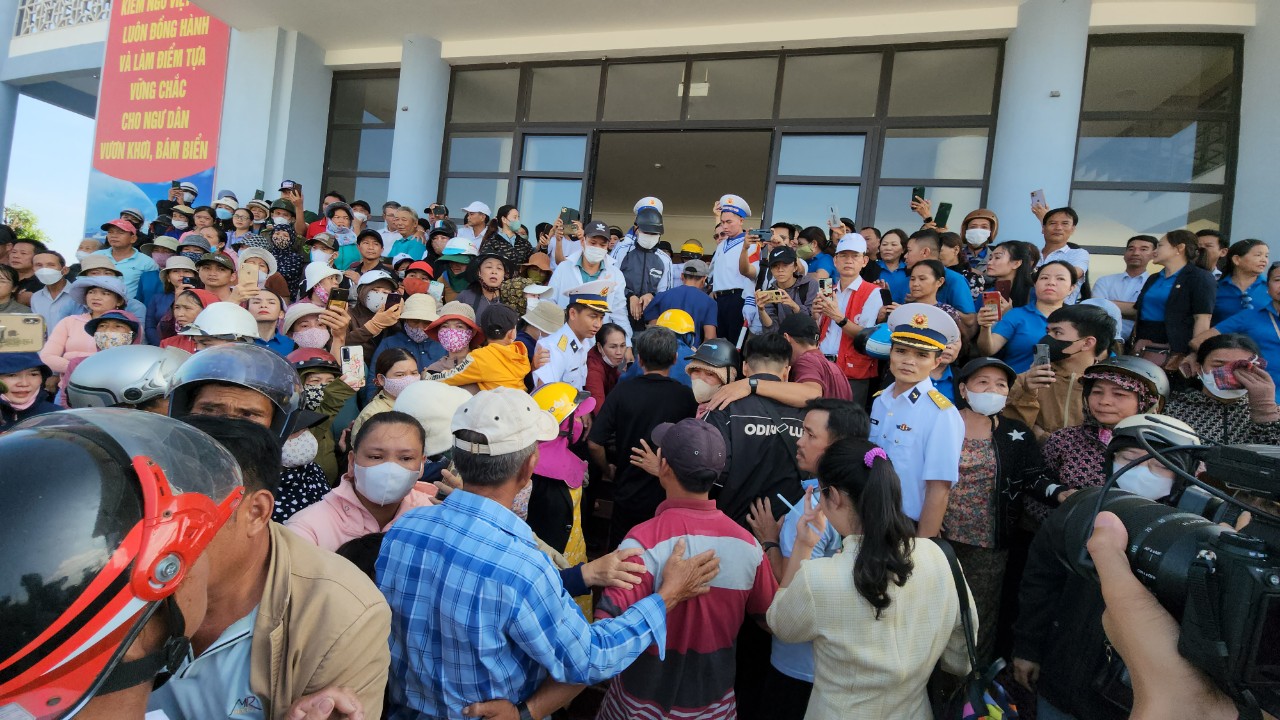 Vụ chìm tàu Quảng Nam: Xúc động giây phút đoàn viên - Ảnh 1. Vụ chìm tàu Quảng Nam: Xúc động giây phút đoàn viên - Ảnh 1.