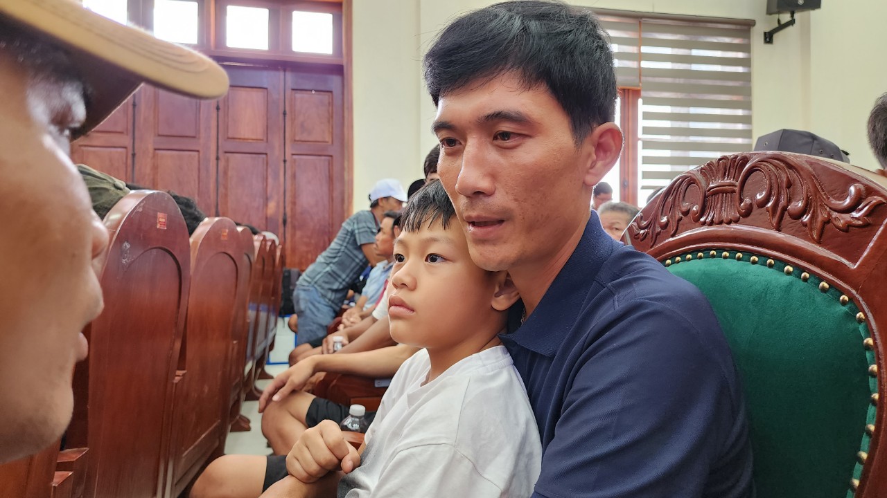 Vụ chìm tàu Quảng Nam: Xúc động giây phút đoàn viên - Ảnh 4. Vụ chìm tàu Quảng Nam: Xúc động giây phút đoàn viên - Ảnh 4.