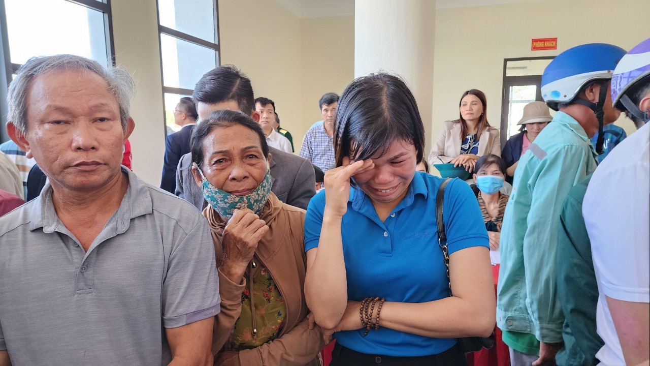 Vụ chìm tàu Quảng Nam: Xúc động giây phút đoàn viên - Ảnh 7. Vụ chìm tàu Quảng Nam: Xúc động giây phút đoàn viên - Ảnh 7.