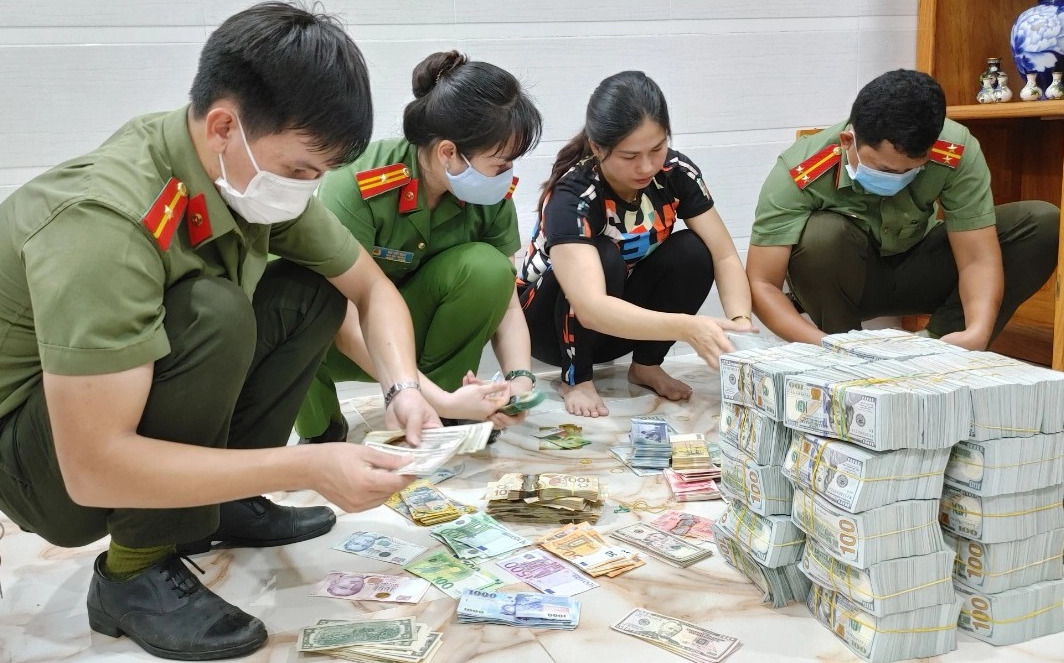 Bu&ocirc;n lậu v&agrave;ng xuy&ecirc;n bi&ecirc;n giới, chủ tiệm v&agrave;ng c&ugrave;ng 5 đồng phạm ở An Giang bị truy tố - Ảnh 3.