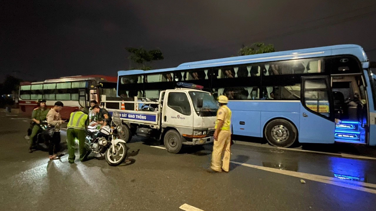 C&ocirc;ng an TP Thủ Đức kiểm tra văn ph&ograve;ng nh&agrave; xe Th&agrave;nh Bưởi trong đ&ecirc;m  - Ảnh 1.