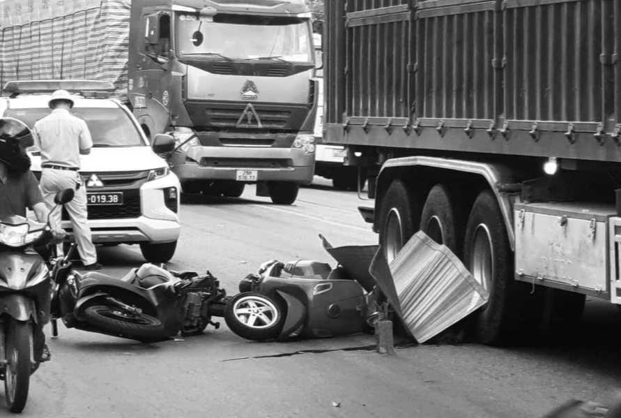 Sau va chạm xe m&aacute;y, người đ&agrave;n &ocirc;ng bị xe đầu k&eacute;o c&aacute;n tử vong tr&ecirc;n Quốc lộ 18 - Ảnh 1.