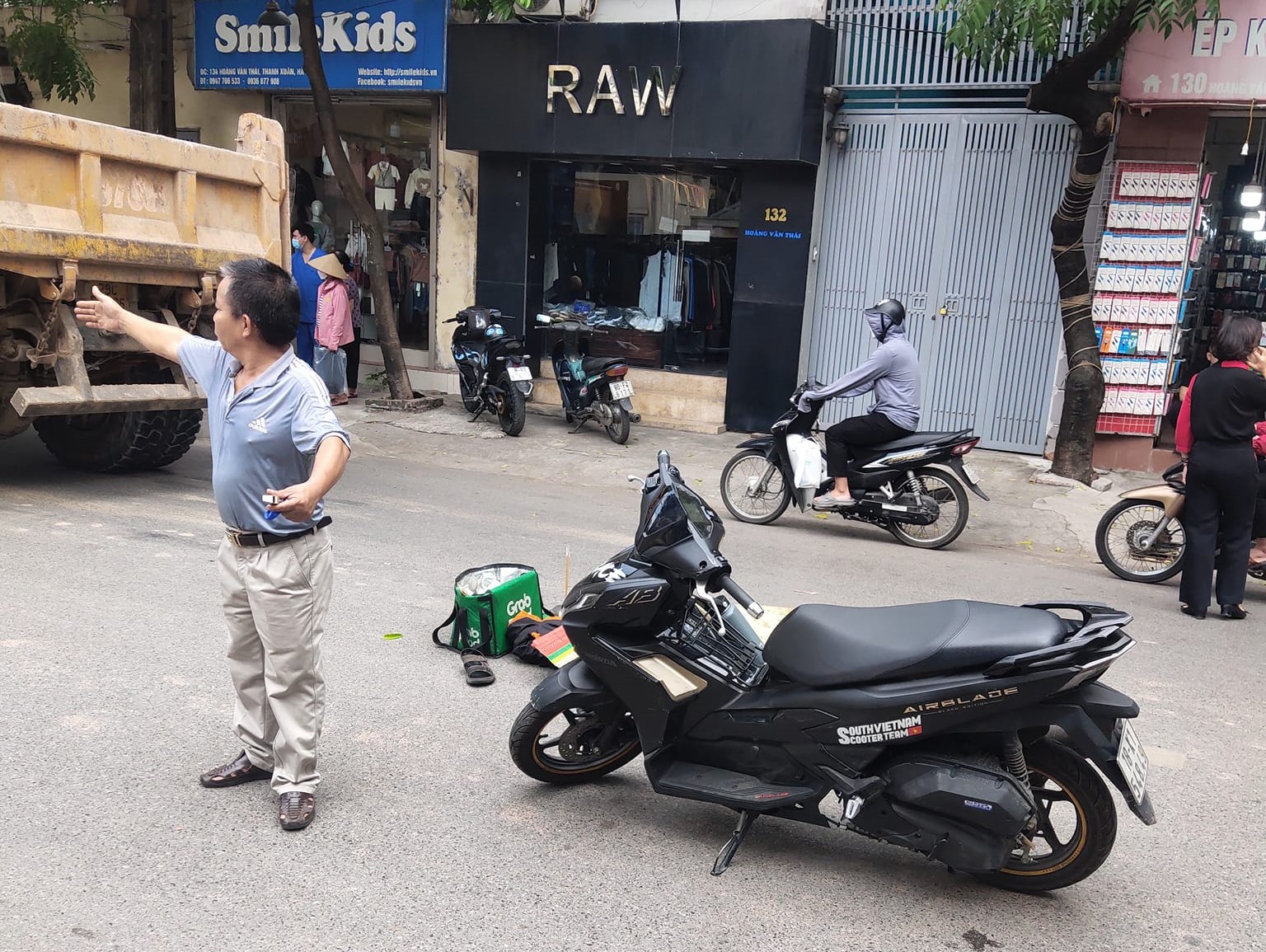 H&agrave; Nội: Vượt xe tải rồi va chạm với xe m&aacute;y, nam shipper tử vong tại chỗ - Ảnh 1.